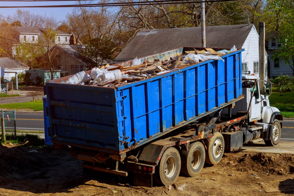 Recycling,Container,Trash,Dumpsters,Being,Full,With,Garbage,Container,Trash